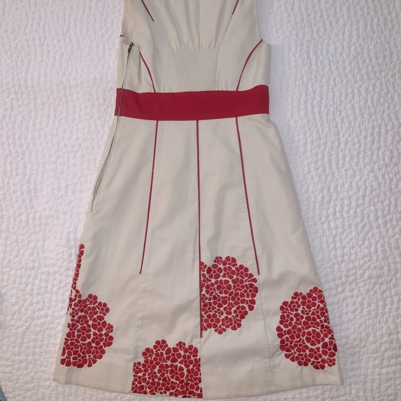 Embroidered flowers dress - Picture 4 of 11